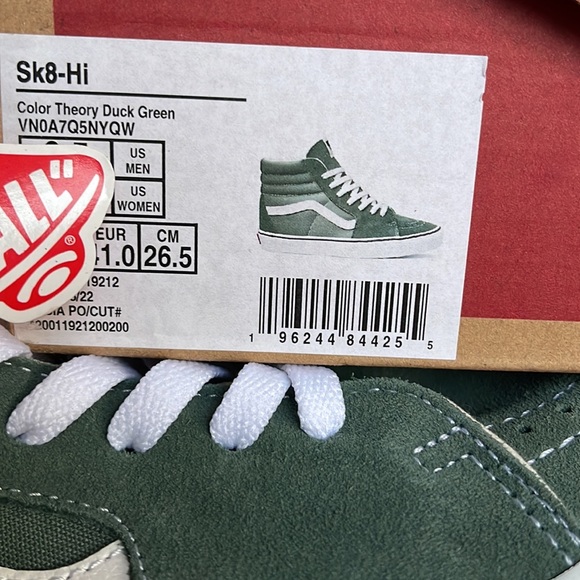 Vans Sk8-Hi
Color Theory Duck Green
VNOA7Q5NYQW
Men’s sneakers - Picture 16 of 16